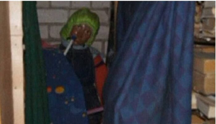 El hombre que desenterró 29 cadáveres de niñas para hacer muñecas con ellas - -- Las2orillas - El hombre que desenterró 29 cadáveres de niñas para hacer muñecas con ellas