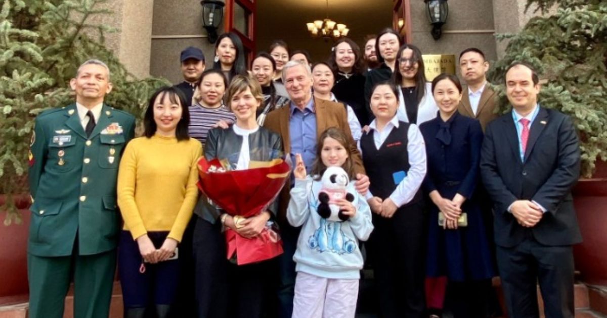 Después de 7 meses Sergio Cabrera por fin aterrizó como embajador en China