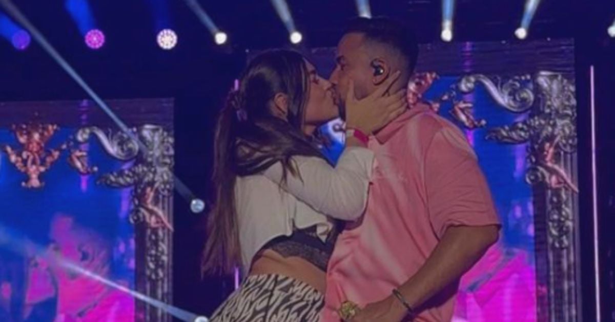 Lo puso a chupar piña: El beso de la hija de Mario Alberto Yepes con Romeo Santos
