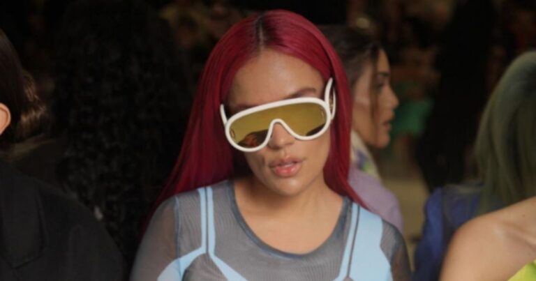 Karol G semana de la moda en París - Encendió las pasarelas: El atrevido y sensual traje de Karol G en la semana de la moda de París