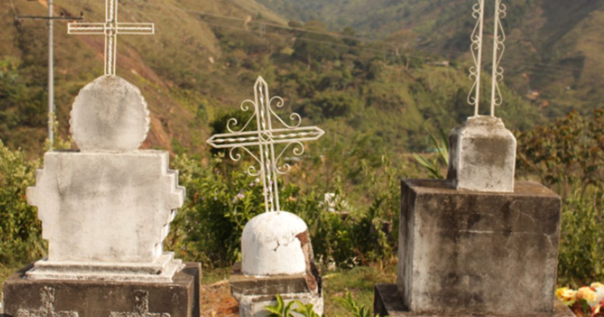 ¿Hasta que la muerte los separe? La insólita historia de una pareja que cogió un cementerio de hotel