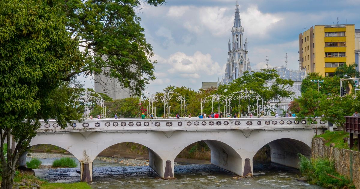 Cali es escuchar esa voz que te dice: ¡agáchate que te están tirando!