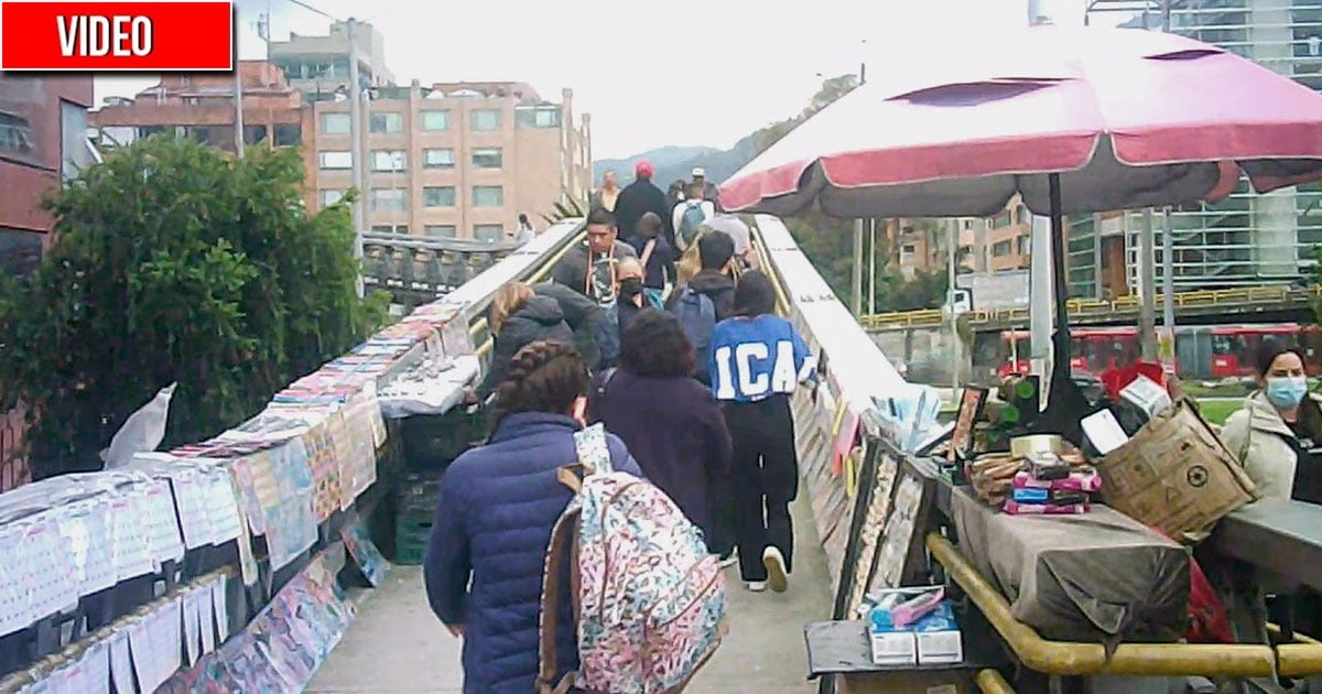 Los puentes peatonales en Bogotá están convertidos en San Andresitos