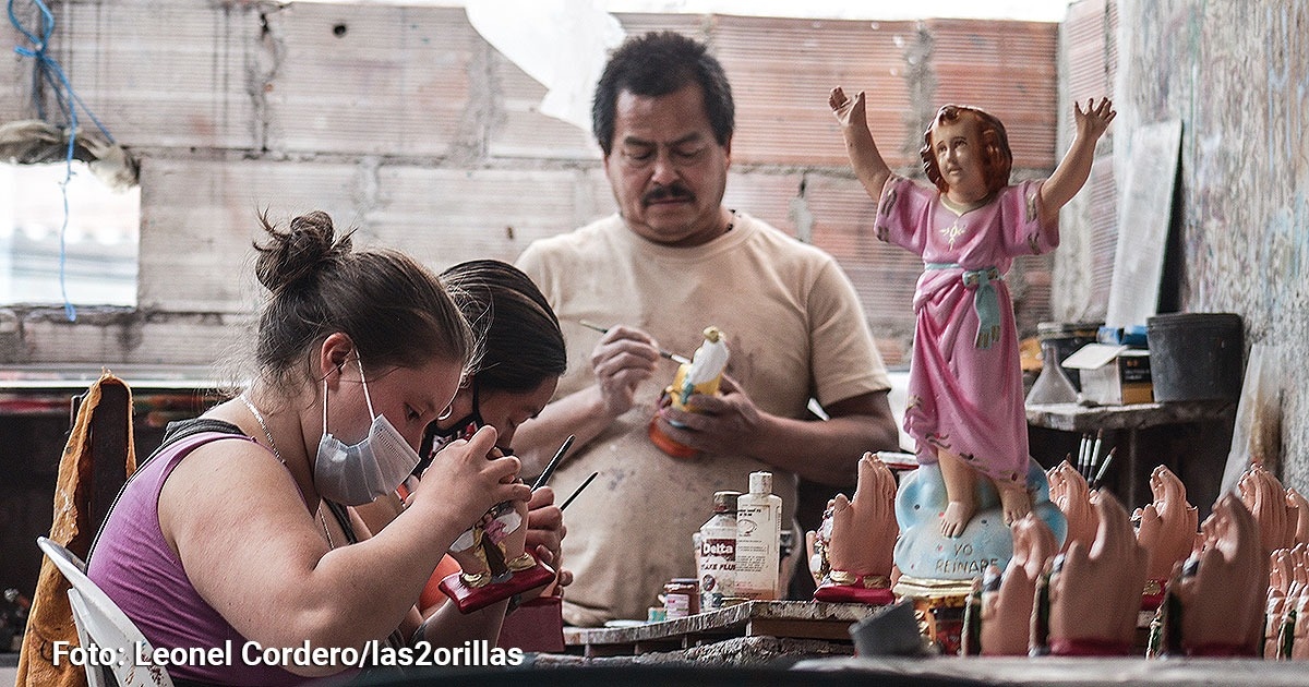 ¿Quién hace las miles de figuritas que se venden en la iglesia del 20 de Julio en Bogotá?