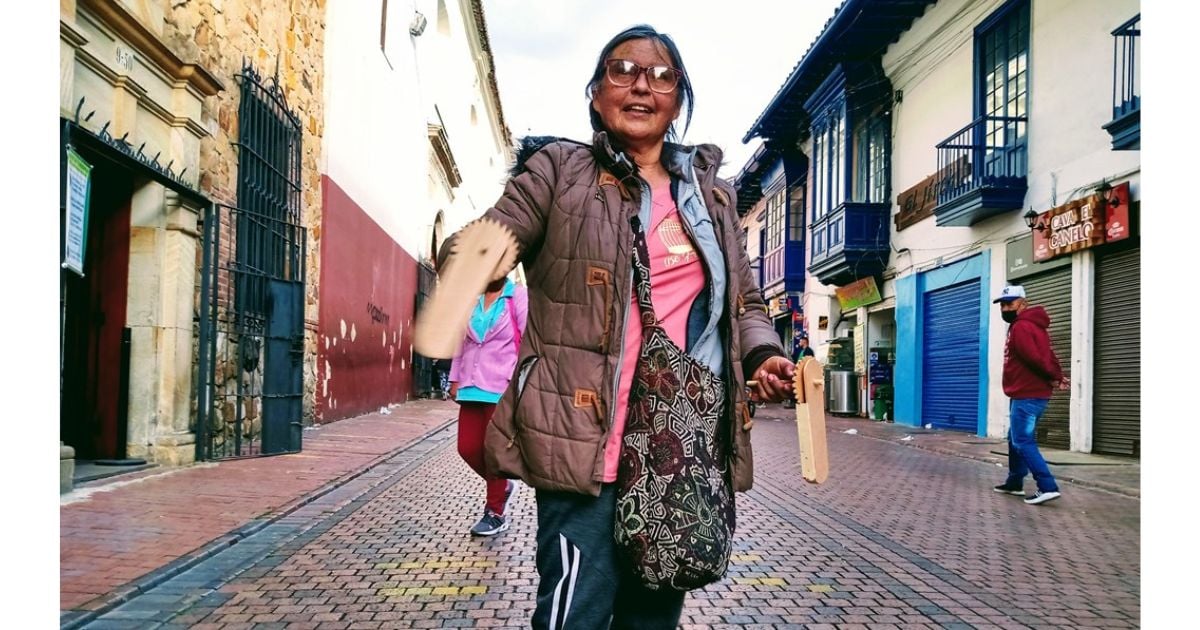 'Luzmatracas', la campesina que hace fiesta con sus rústicos sonajeros en el centro de Bogotá