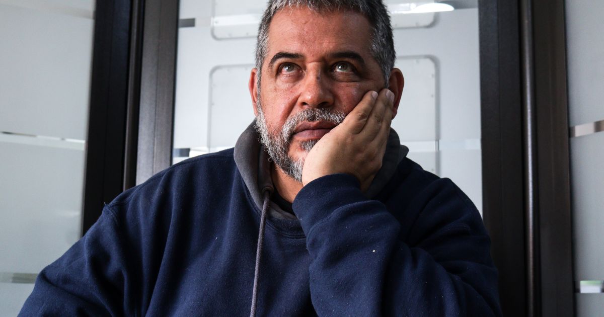 “Leer es resistir”, el vibrante manifiesto de Mario Mendoza contra el establecimiento literario-político