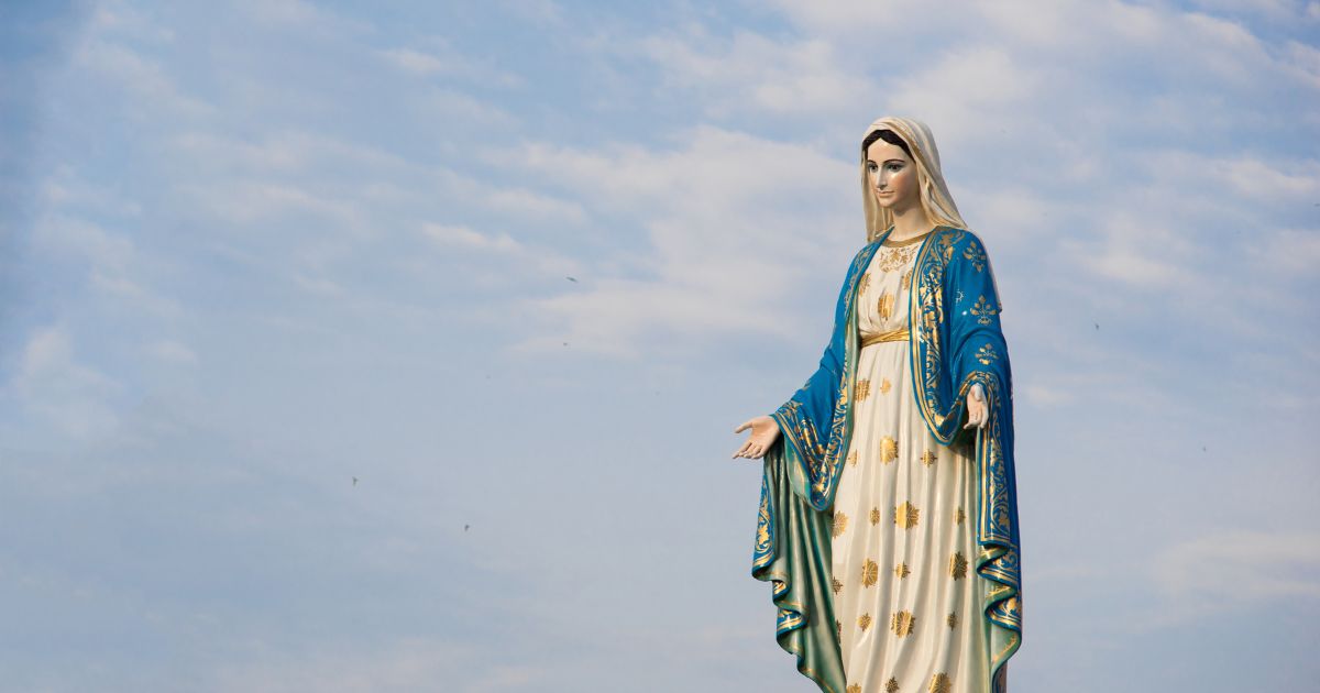 Lo que se revela gracias a los símbolos que acompañan a María Auxiliadora