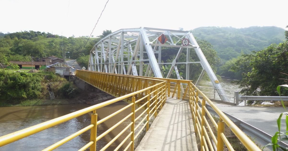 Quedan advertidos: el otro puente sobre el río La Vieja (Armenia) a horas de colapsar