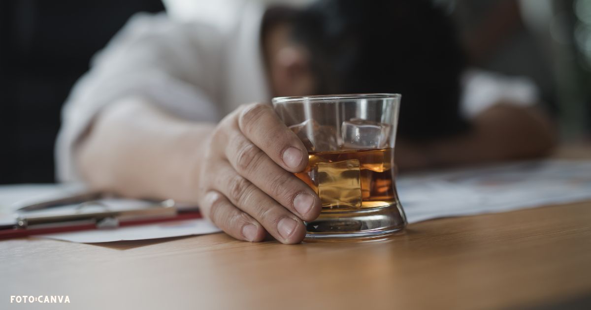 El trago, el vicio de los políticos, es la droga más destructiva en Colombia