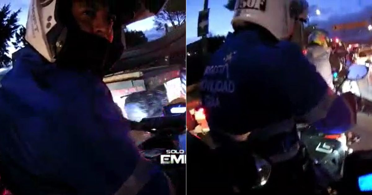 Agente de tránsito estrella a un motociclista, y no contento, le menta la madre 