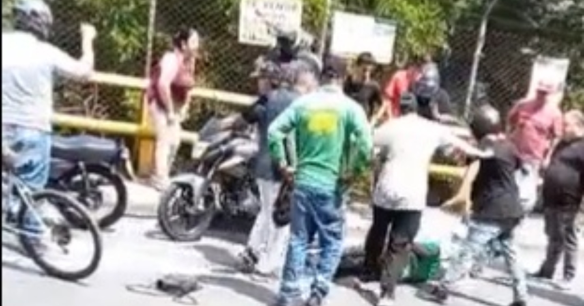 Robó, tomó de rehén a una abuela, la mató y lo lincharon: el video del ladrón en Antioquia