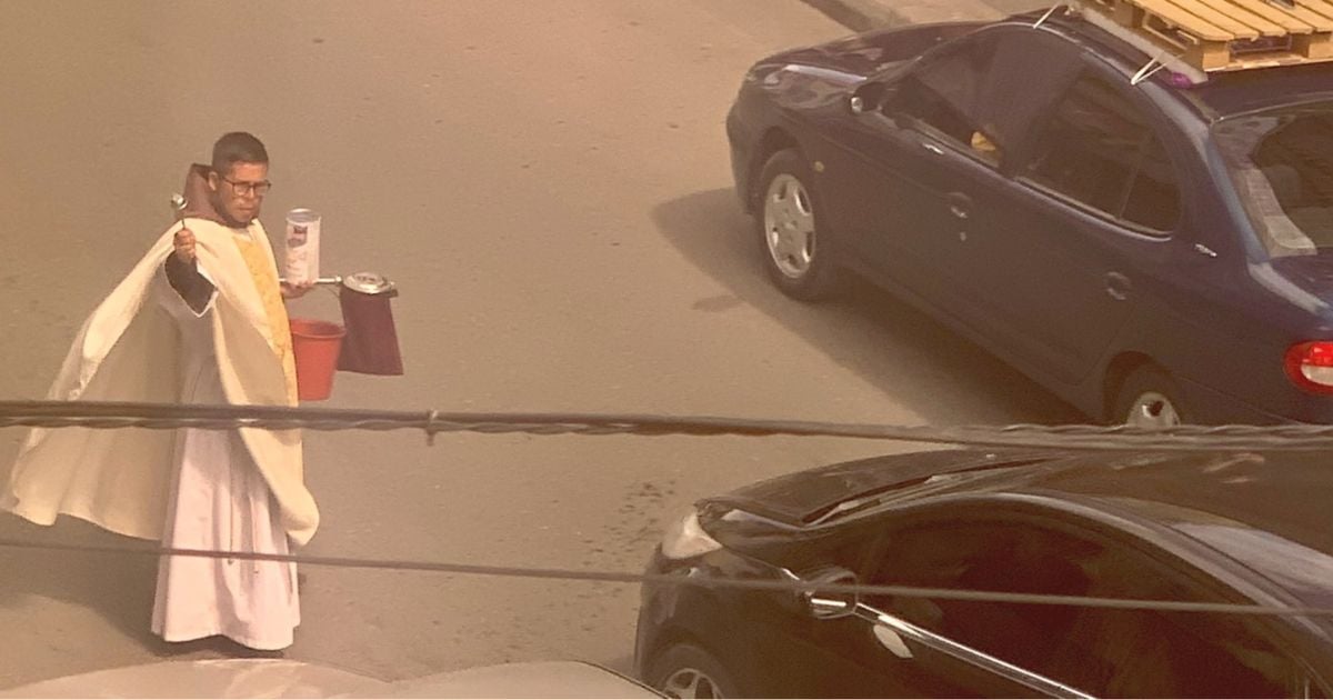 Arrepiéntanse pecadores: El sacerdote que le echa agua bendita a los hombres que buscan “cariñosas”