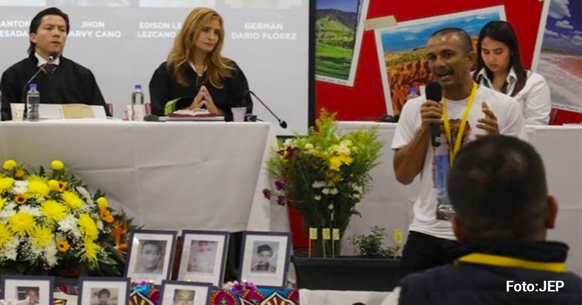 Álvaro Uribe conmovido con los militares de los falsos positivos en Dabeiba