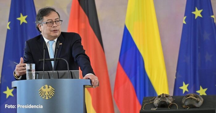Gustavo Petro en Alemania máscaras kogui