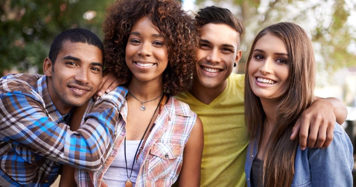 Para construir futuros brillantes, llegan las becas en educación tecnológica para jóvenes