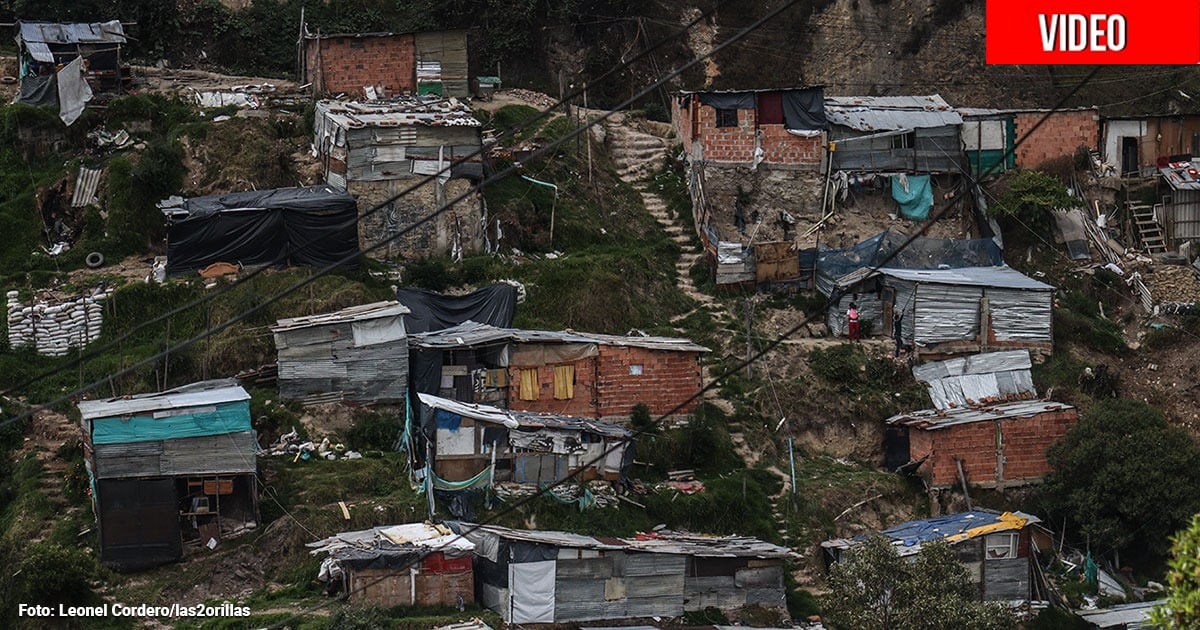 Entre paredes de plástico y suelo de barro: así es vivir en el barrio más pobre de Bogotá