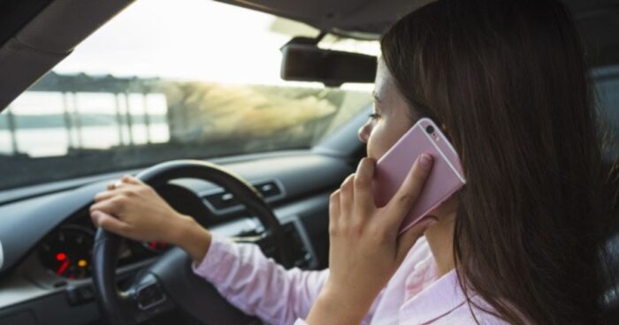 De cuanto es la multa por usar el celular manejando