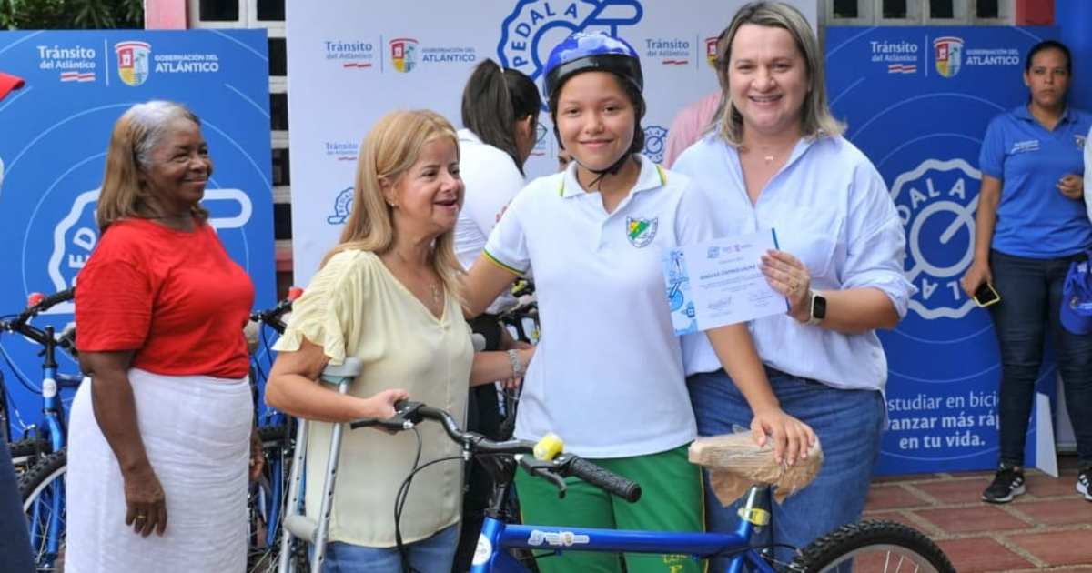 Gobernadora del Atlántico entrega bicicletas a estudiantes de corregimientos para facilitar su traslado al colegio