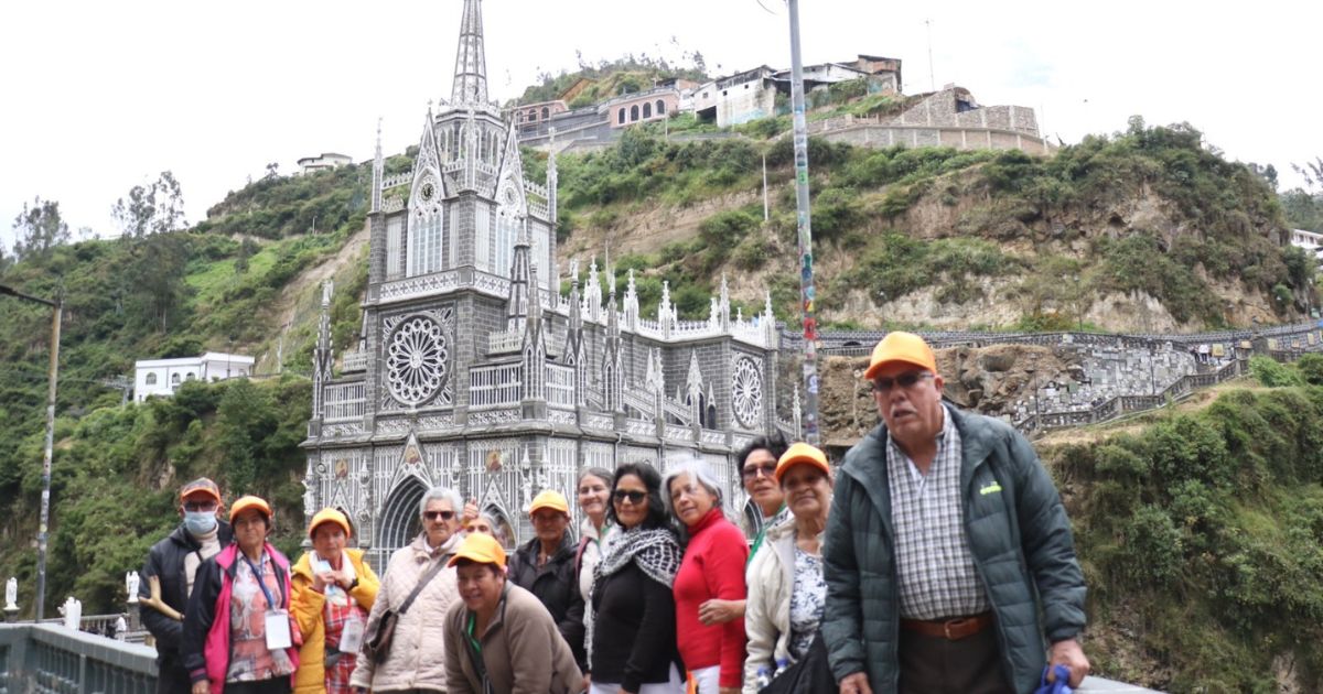 Adultos mayores de Tocancipá cruzan frontera hacia Ecuador en su primera experiencia internacional