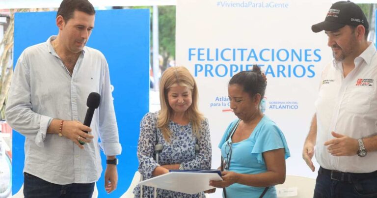  - Gobernadora del Atlántico entregó 169 títulos de vivienda a familias de Sabanagrande
