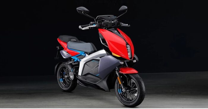 La nueva moto de TVS, una scooter eléctrica
