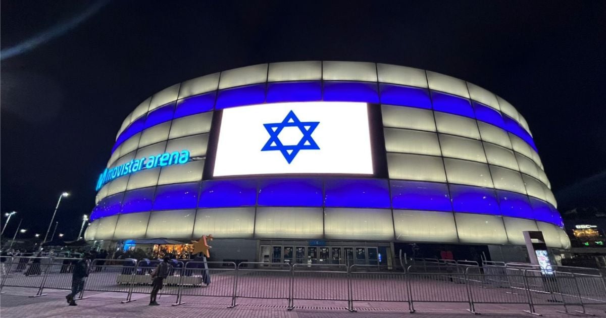 ¿Por qué el Movistar Arena se cubrió con la bandera de Israel? La razón son sus dueños