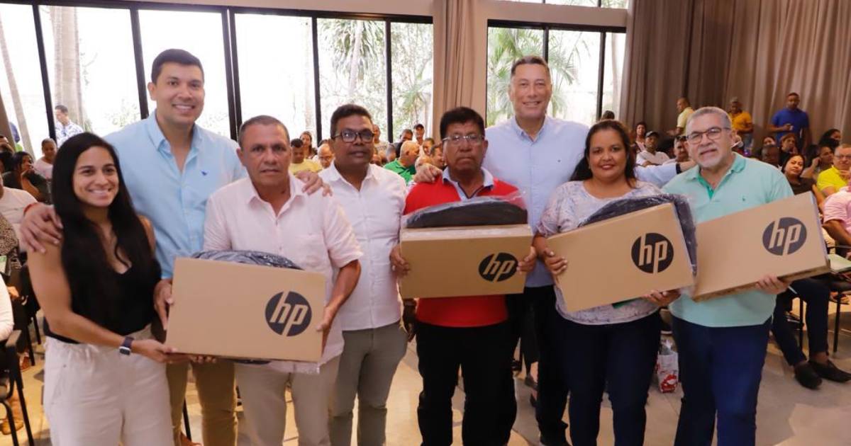 Gobernación entregó 180 computadores portátiles a organismos comunales del Atlántico