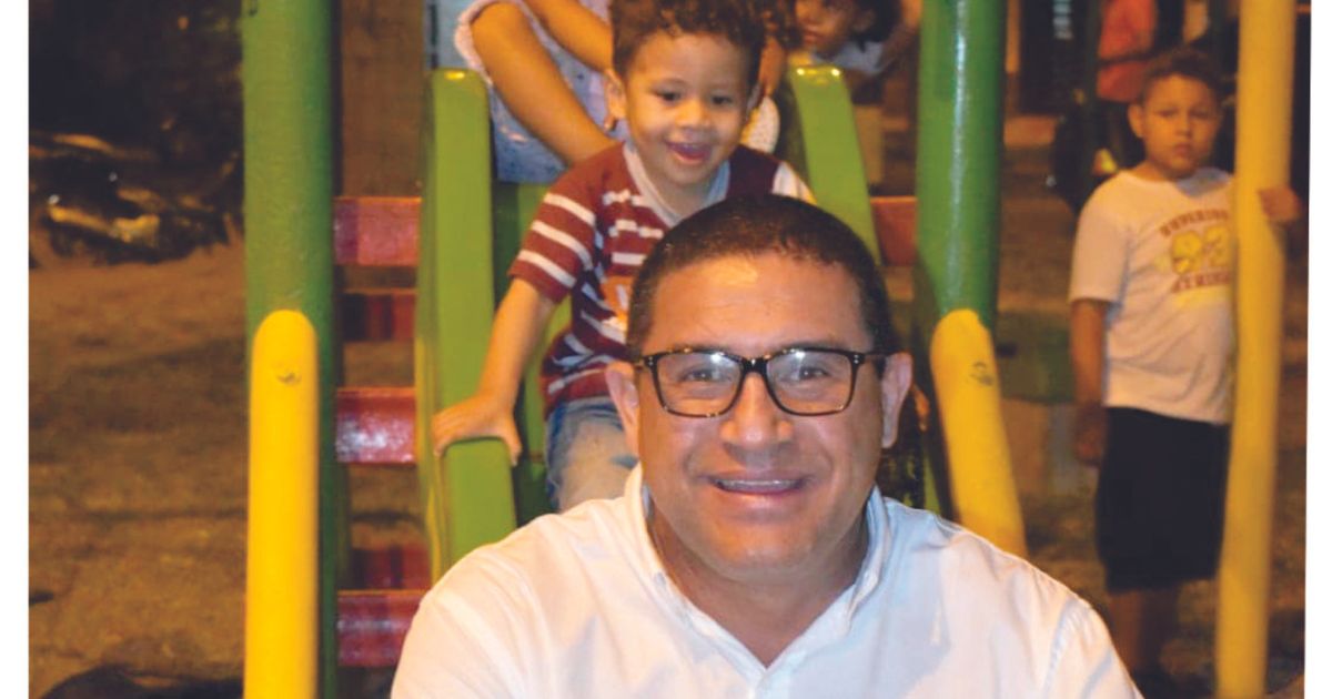 El profesor que recogió 5 millones de botellas plásticas, opcionado para ser próximo alcalde de Tuluá