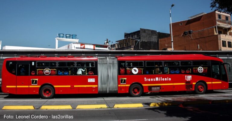 Transmilenio - Este es el cementerio de Transmilenios, queda a las afueras de Bogotá