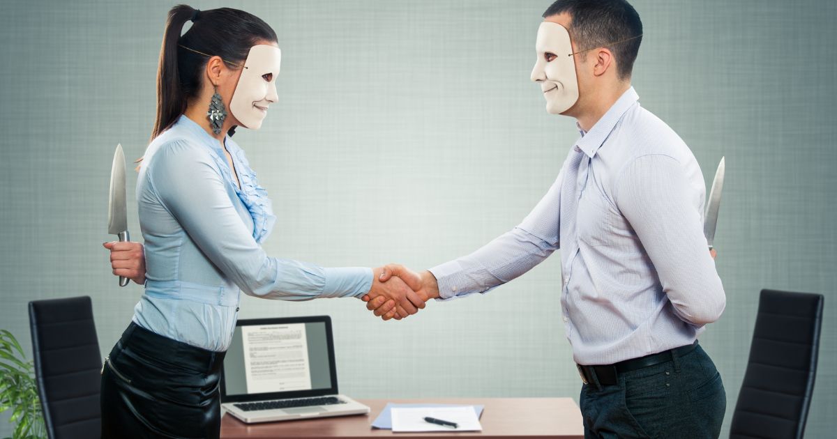 La hipocresía y la falsedad como almas acéfalas