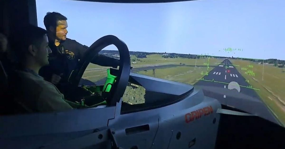 Volando el simulador de un avión de combate, posible sustituto de los Kfir