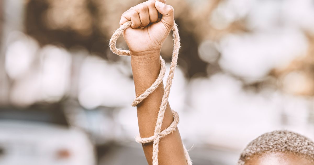 Una nueva conciencia nos saca de aquí: porque ya no es rebeldía ni ansia de poder, es hambre y miseria