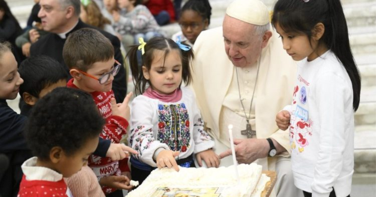 El sonriente Papa Francisco celebró su cumpleaños con niños, torta, canciones y una vela