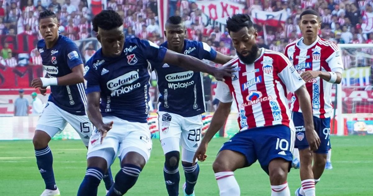 ¿Qué equipo tiene el jugador con mejor salario, Junior o Medellín?