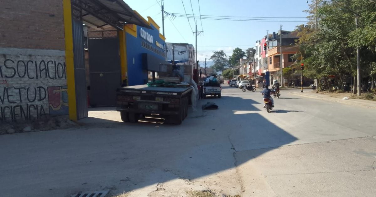 Parqueo de vehículos impide el paso de peatones en Pitalito