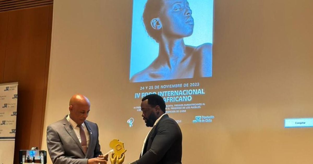 Premio a colombiano por transformar la educación y promover los derechos humanos en Chocó
