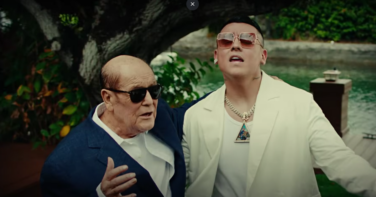 El reggaetonero que desapareció por acusaciones de abuso sexual y ahora se reinventa cantando con Leo Dan