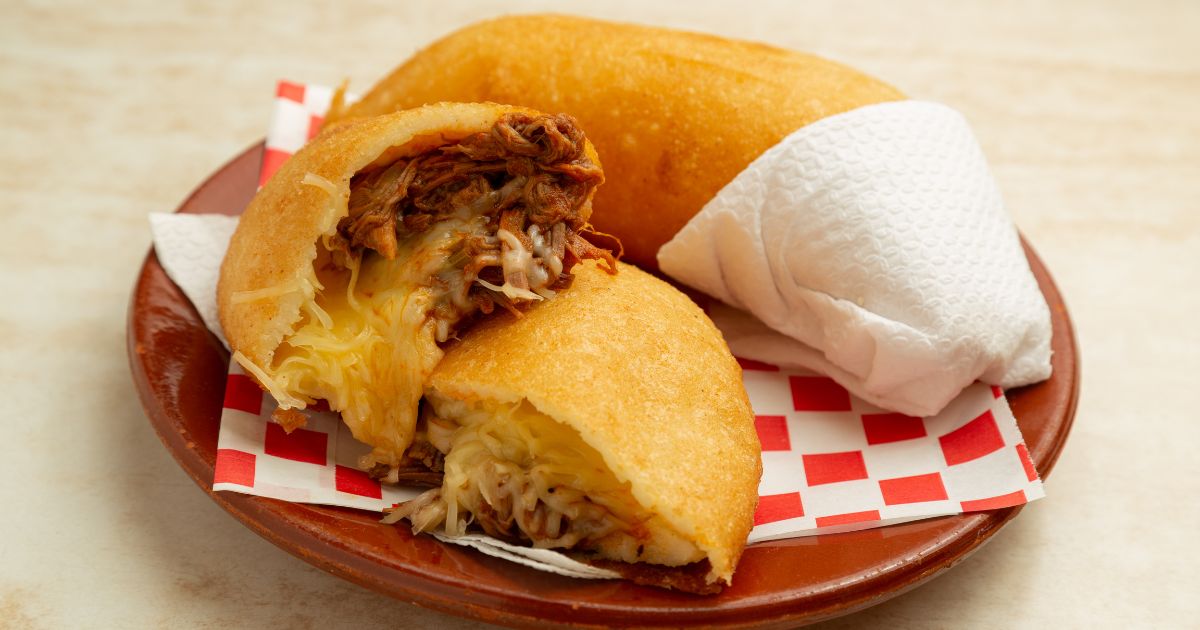 Cuáles son y dónde comer las mejores empanadas de Bogotá según la IA; crocantes y muy rellenas