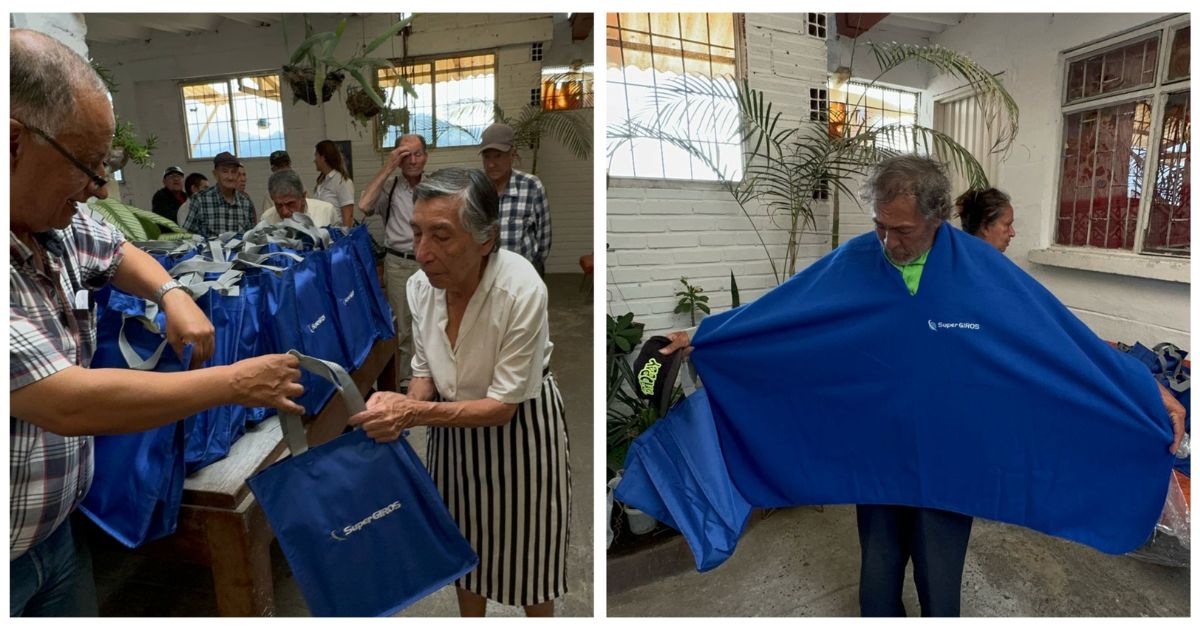 La ruana azul que abriga a muchos abuelos en Colombia