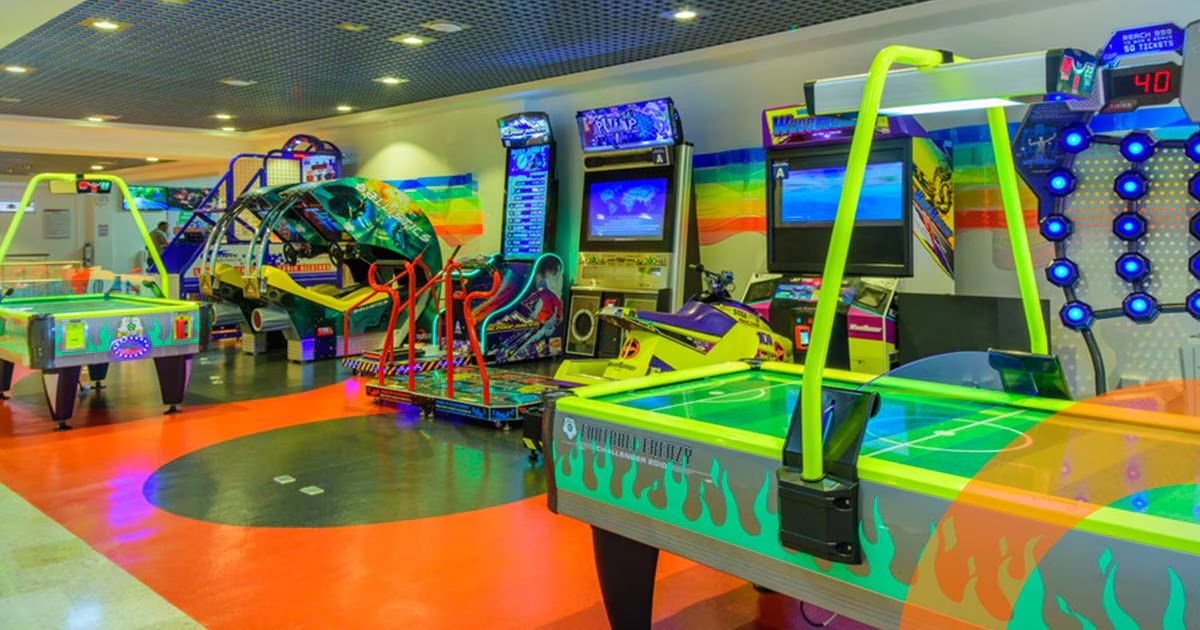 Carros chocones, maquinitas y más: así es el escondido salón de juegos de Compensar