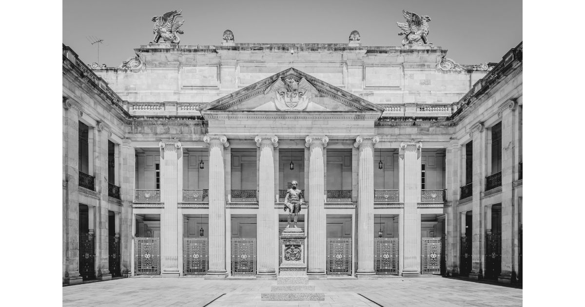 La neblina se toma el Palacio...