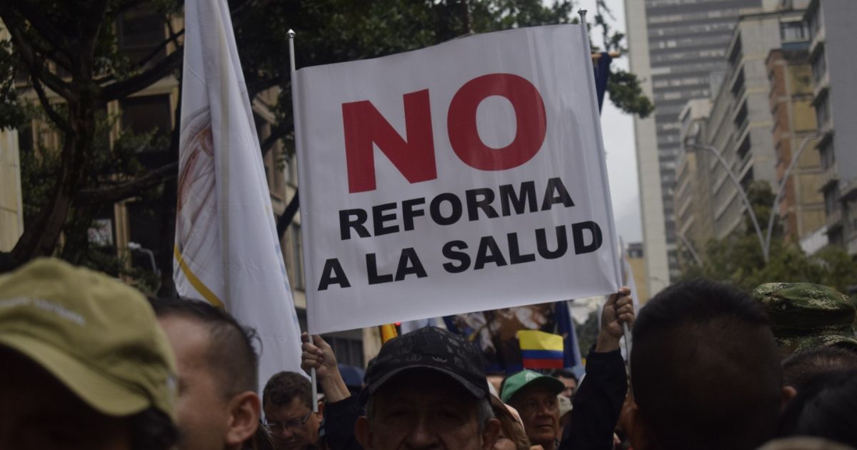 ¿Petro puso a marchar en las calles de Colombia a la derecha?