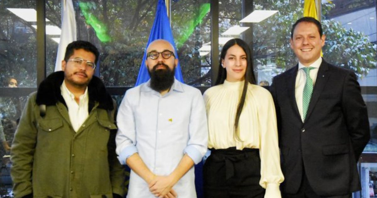 Al tiempo que denuncia desfalcos, Carlos Carrillo se rodea con los de su confianza