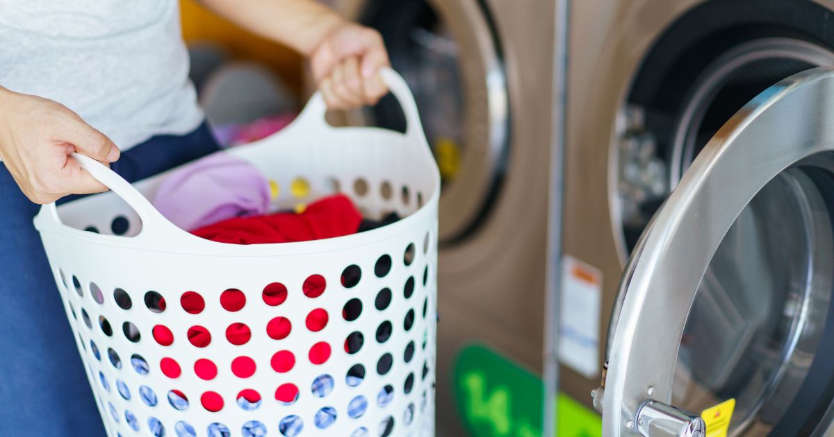 Esta es la hora en la que no debería lavar ropa; consume mucha energía