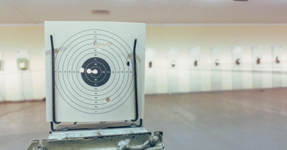 El lugar en Bogotá en el que puede aprender a disparar y obtener un certificado en manejo de armas