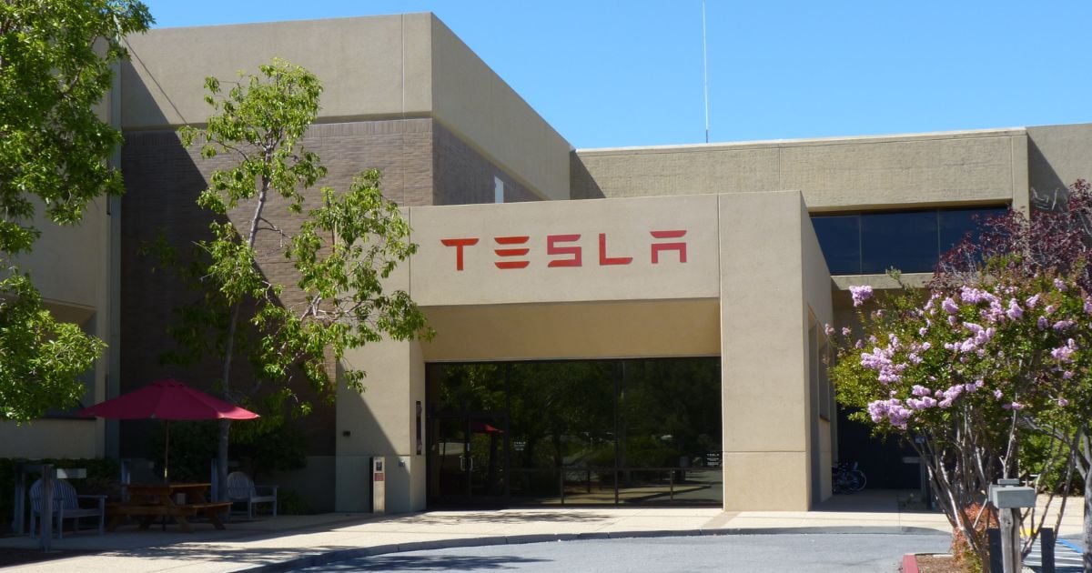 Tesla, la empresa de carros eléctricos que llega a Colombia, ya abrió vacantes y así puede postularse
