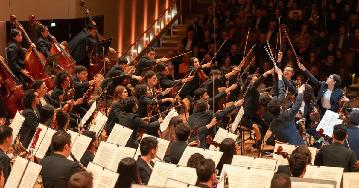 Filarmónica Joven y Valeriano Lanchas mezclarán la música sinfónica con light art