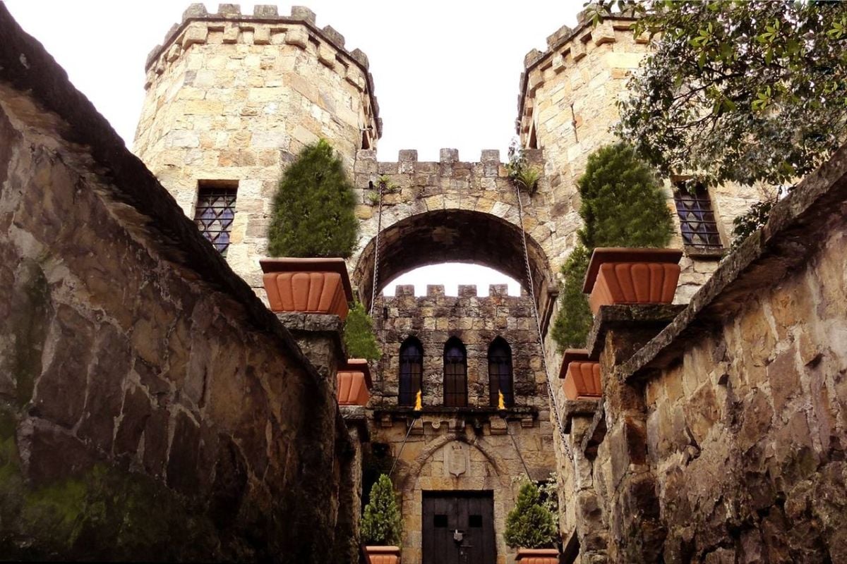 La historia del Castillo del Mono Osorio, el fuerte que construyó un odontólogo con sus propias manos - -- Las2orillas Historia Castillo del Mono Osorio Bogotá