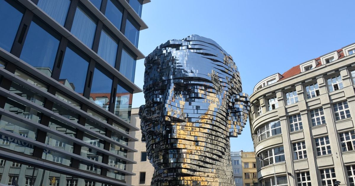 Cierres y desidias: sobre tres garrapateos de Franz Kafka (en su centenario)