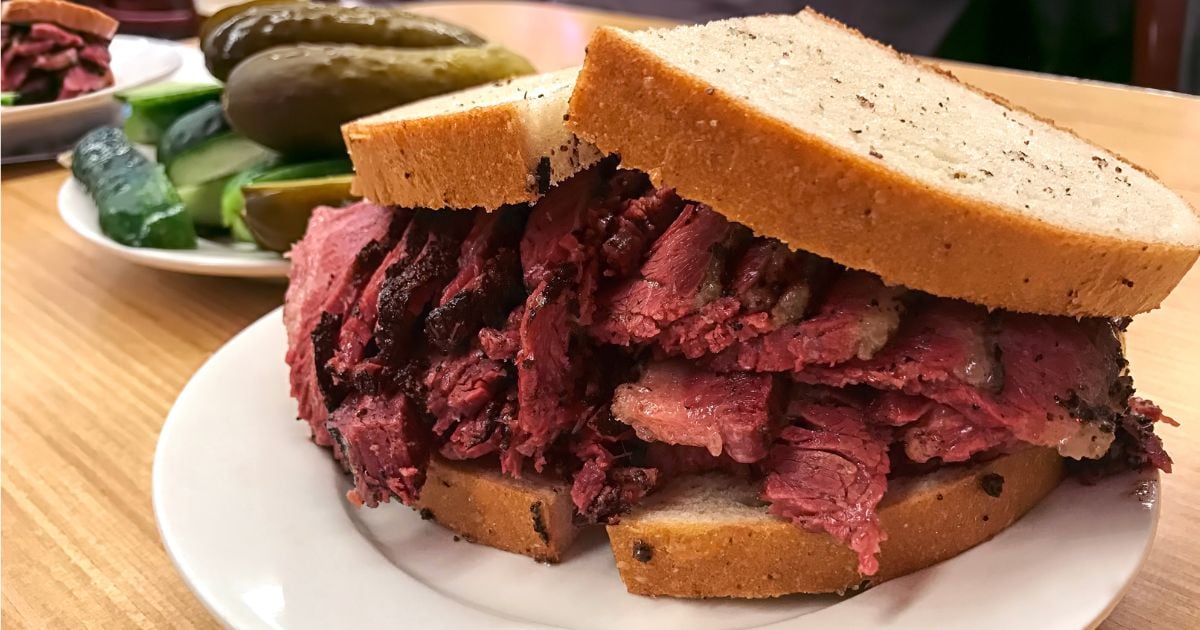 El lugar en Bogotá donde puede probar el famoso sándwich de pastrami neoyorkino: igual que el original